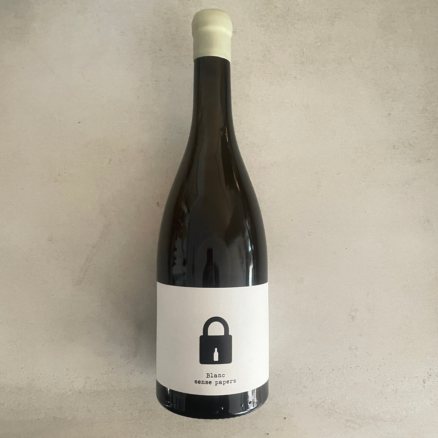Blanc sense papers. Bodega Clandestina